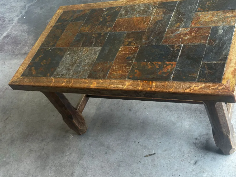 Table basse en chêne et ardoise – années 60-70
