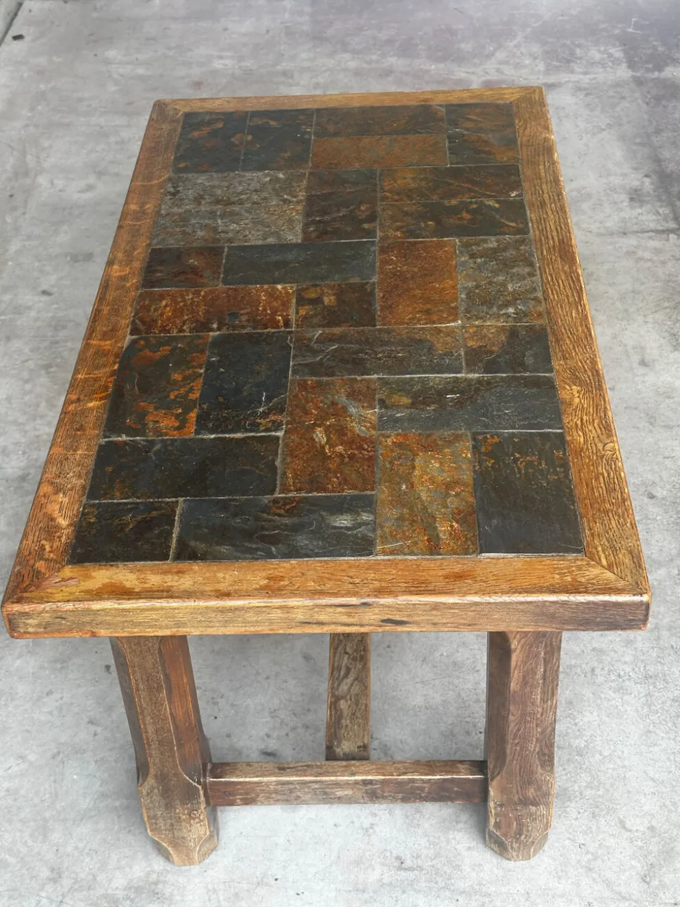 Table basse en chêne et ardoise – années 60-70
