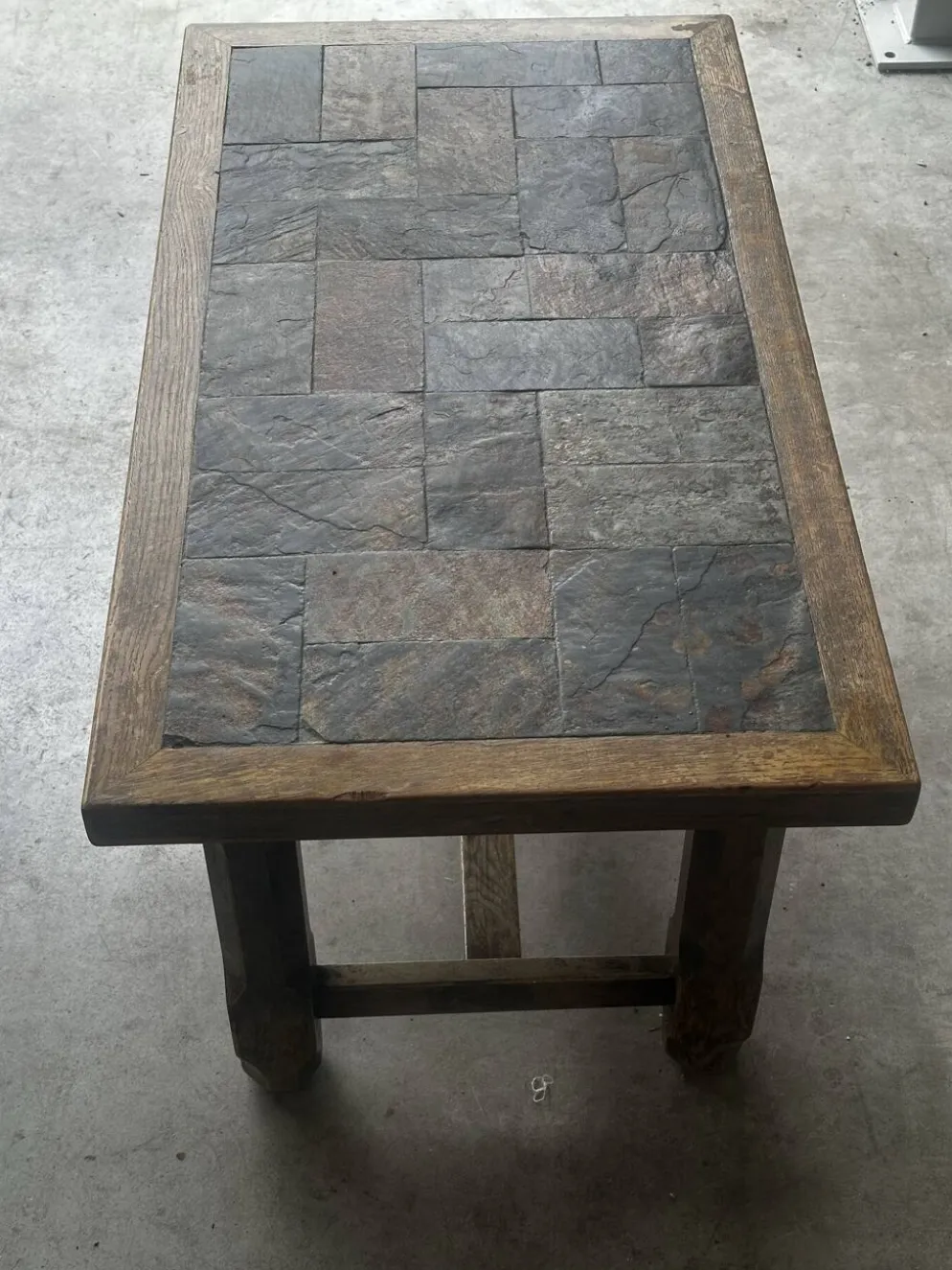 Table basse en chêne et ardoise – années 60-70