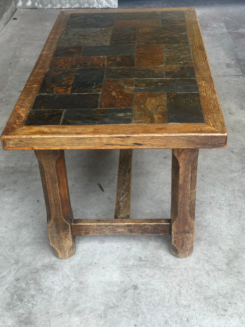 Table basse en chêne et ardoise – années 60-70
