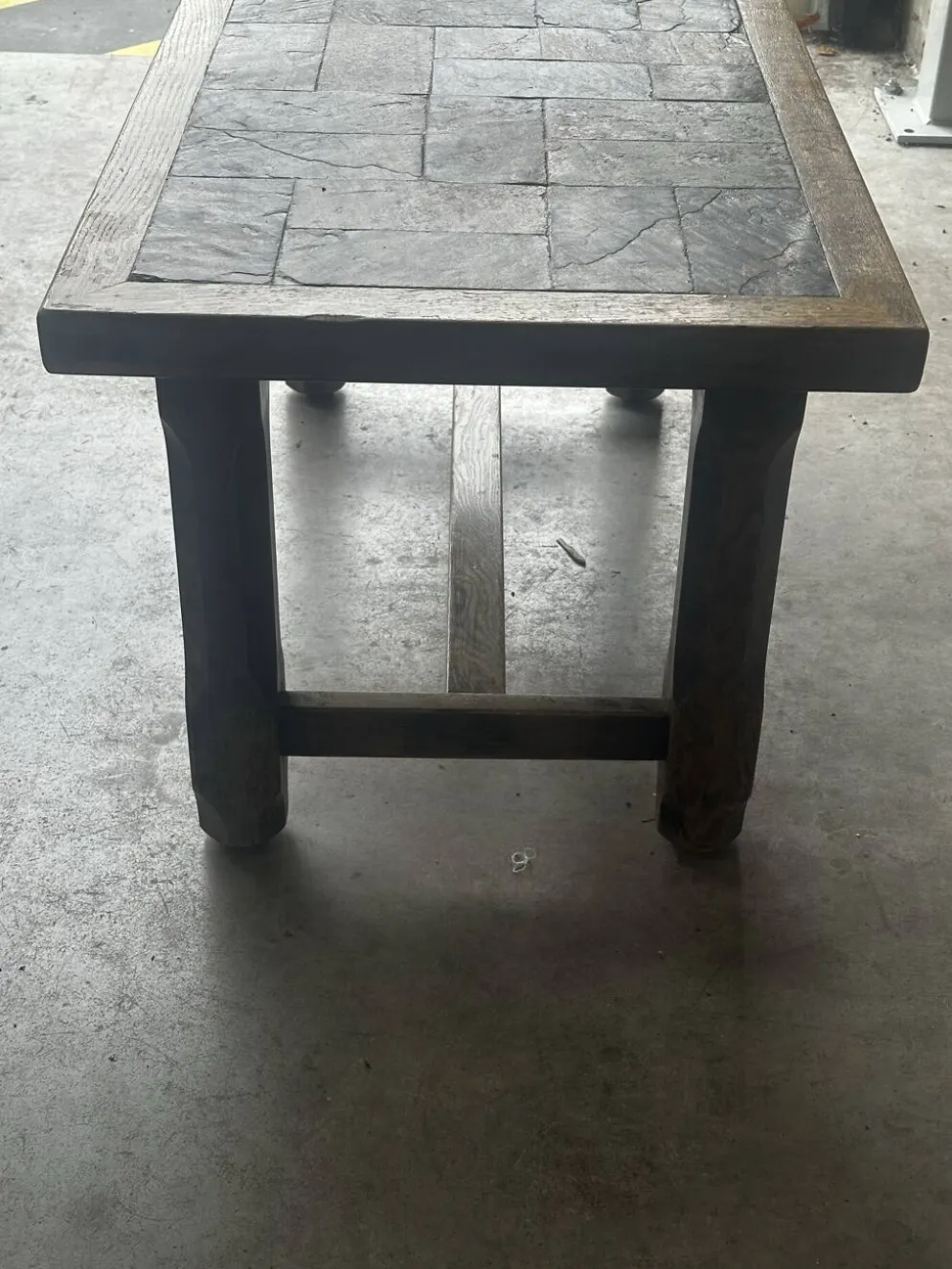 Table basse en chêne et ardoise – années 60-70