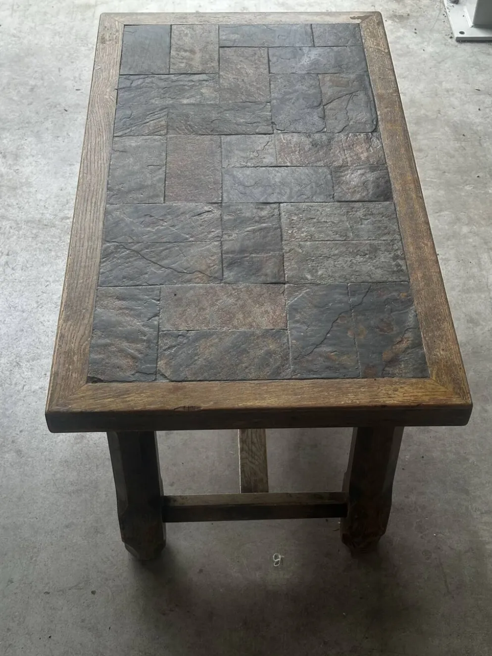 Table basse en chêne et ardoise – années 60-70