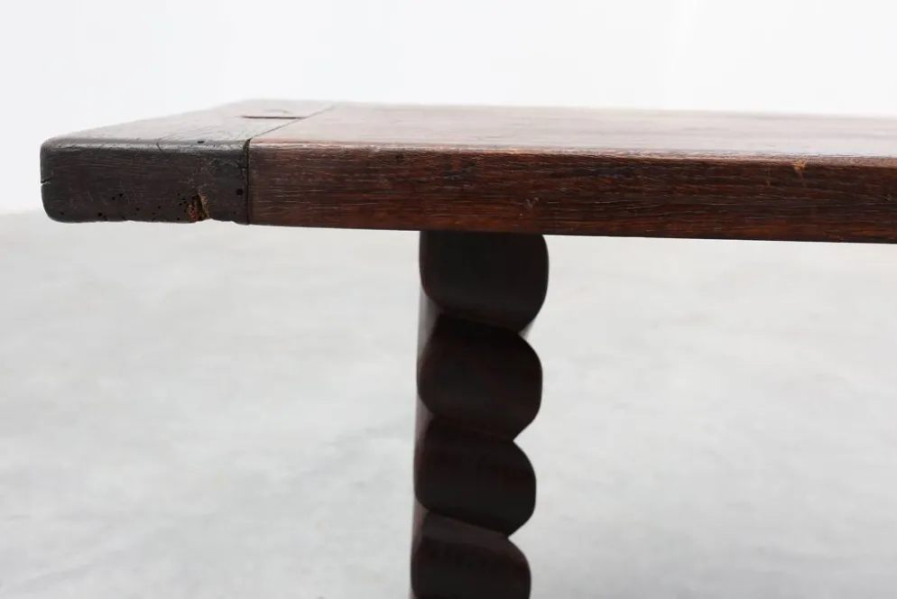 Table basse en chêne noir avec des pieds de tréteau à spirale, France, vers 1915