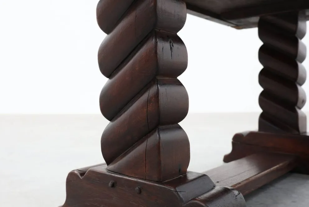 Table basse en chêne noir avec des pieds de tréteau à spirale, France, vers 1915