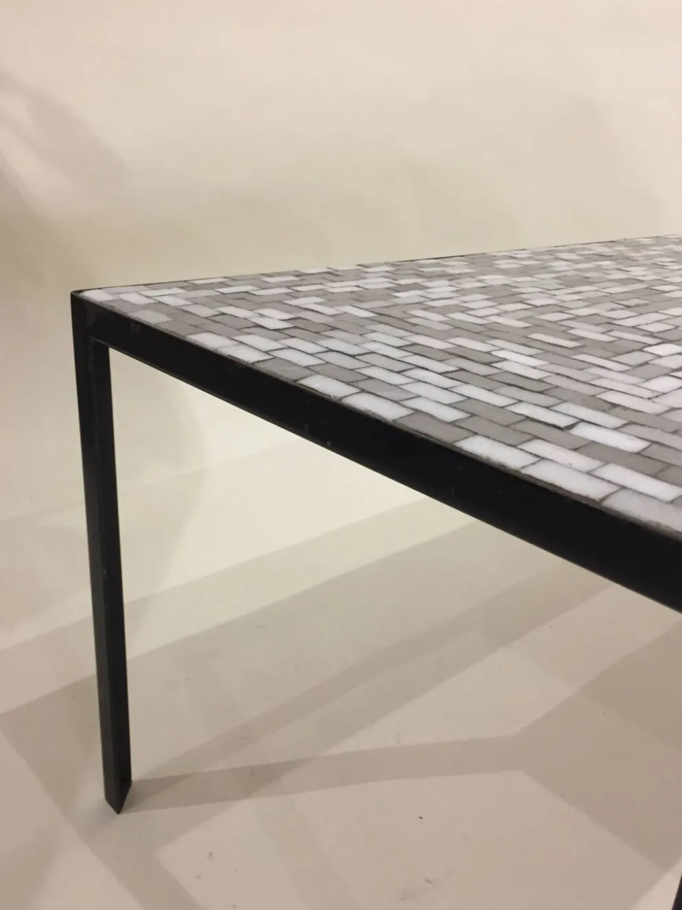 Table basse en céramique grise années 60
