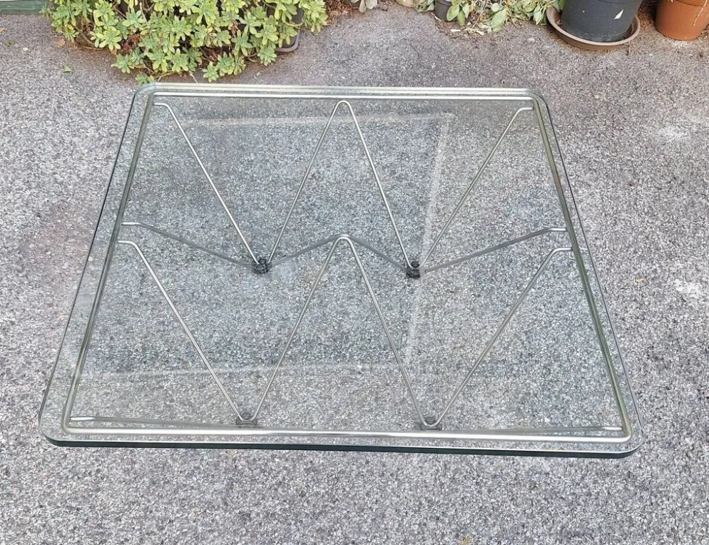 Table basse en fer chromé avec plateau en verre style Alanda par Paolo Piva, années 1970.