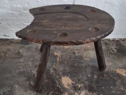Table basse en forme de fer à cheval, sculptée à la main dans un style brutaliste, années 1960.