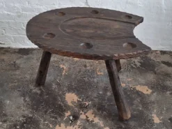Table basse en forme de fer à cheval, sculptée à la main dans un style brutaliste, années 1960.