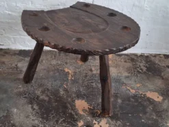 Table basse en forme de fer à cheval, sculptée à la main dans un style brutaliste, années 1960.