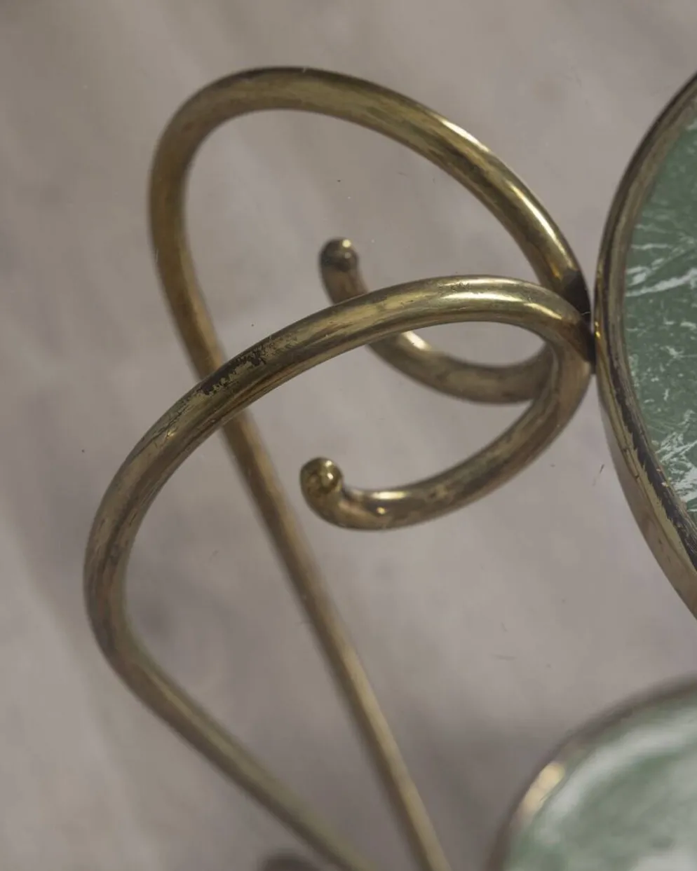 Table basse en laiton doré et verre des années 1950, design italien.