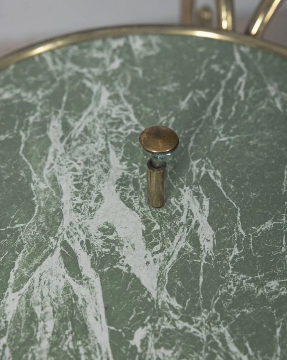 Table basse en laiton doré et verre des années 1950, design italien.