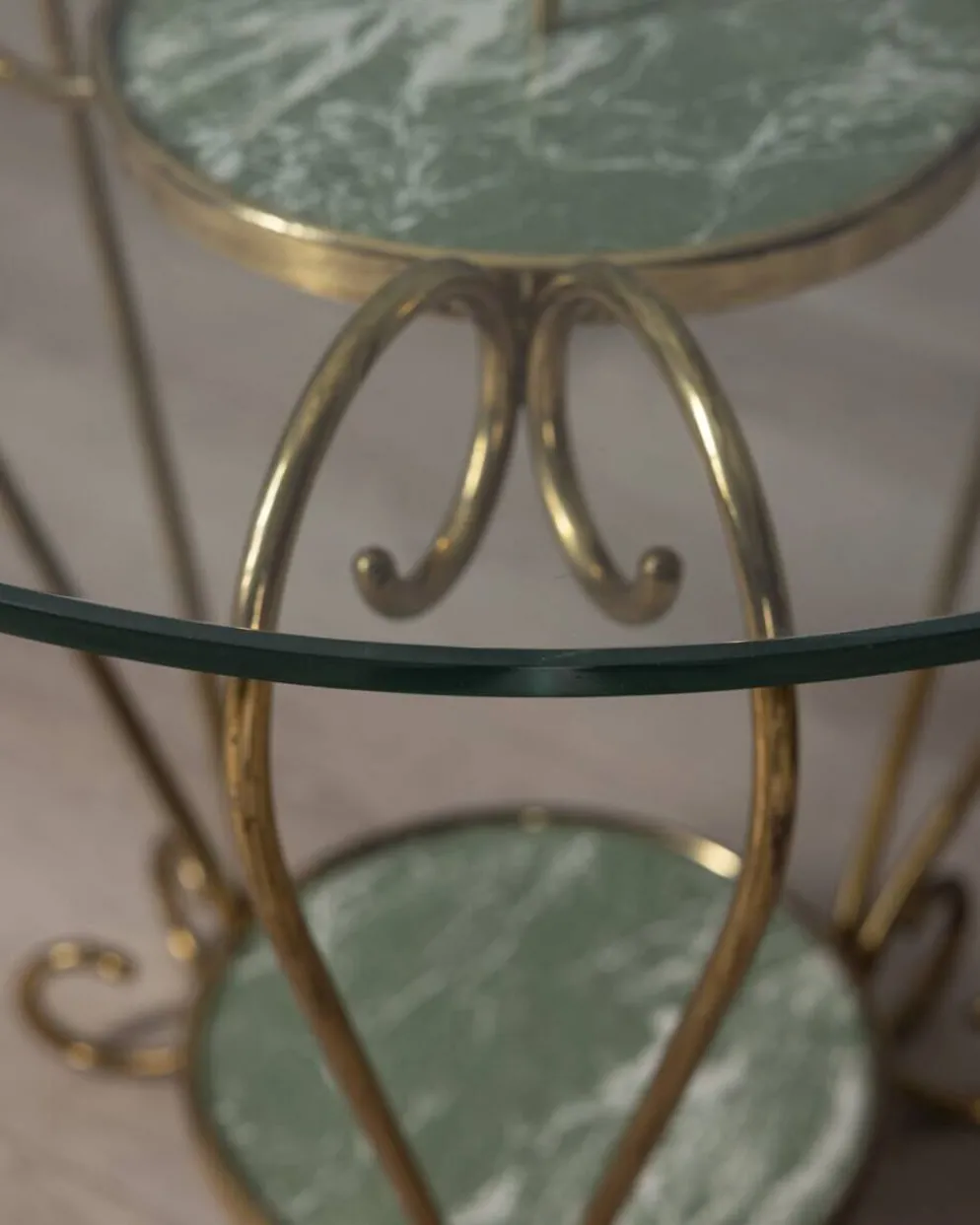 Table basse en laiton doré et verre des années 1950, design italien.
