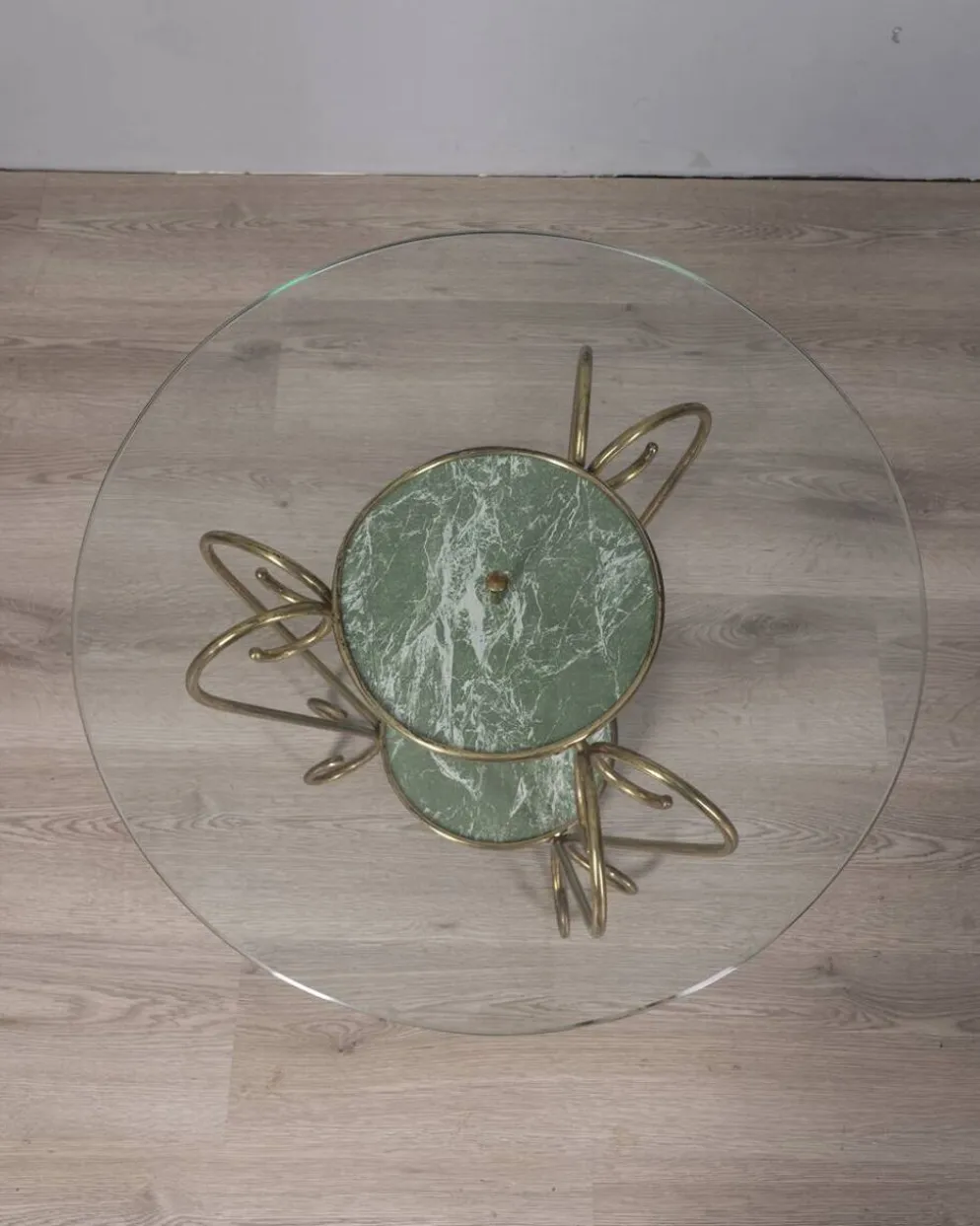 Table basse en laiton doré et verre des années 1950, design italien.