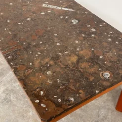 Table basse en marbre fossilisé moderniste des années 1970 avec base en bois