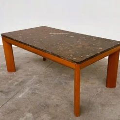 Table basse en marbre fossilisé moderniste des années 1970 avec base en bois