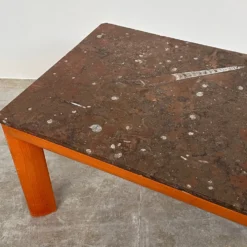 Table basse en marbre fossilisé moderniste des années 1970 avec base en bois