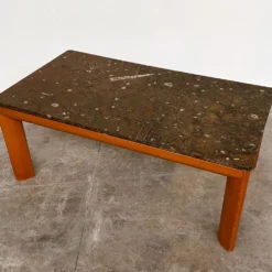 Table basse en marbre fossilisé moderniste des années 1970 avec base en bois