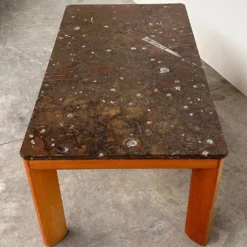 Table basse en marbre fossilisé moderniste des années 1970 avec base en bois