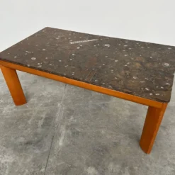 Table basse en marbre fossilisé moderniste des années 1970 avec base en bois