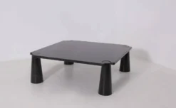 Table basse en marbre noir Eros par Angelo Mangiarotti pour Skipper, années 1990.
