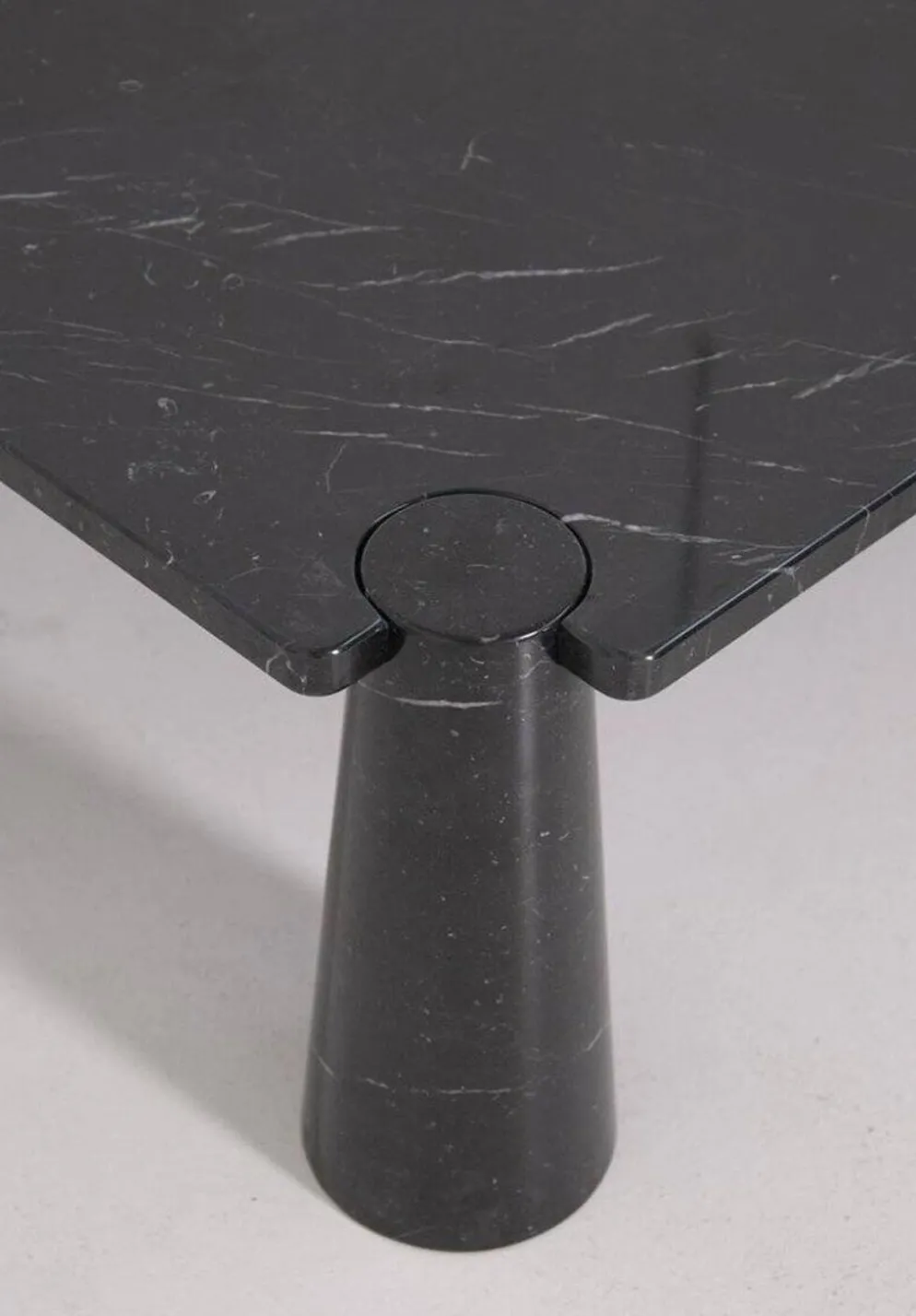 Table basse en marbre noir Eros par Angelo Mangiarotti pour Skipper, années 1990.