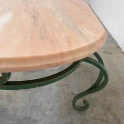 Table basse en marbre rose vintage et fer forgé vert, années 1970