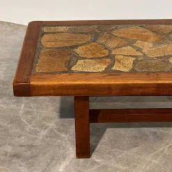 Table basse en mosaïque de pierre brutaliste vintage – bois massif, années 1970