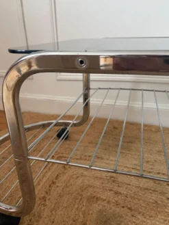 Table basse en métal et verre fumé 1970