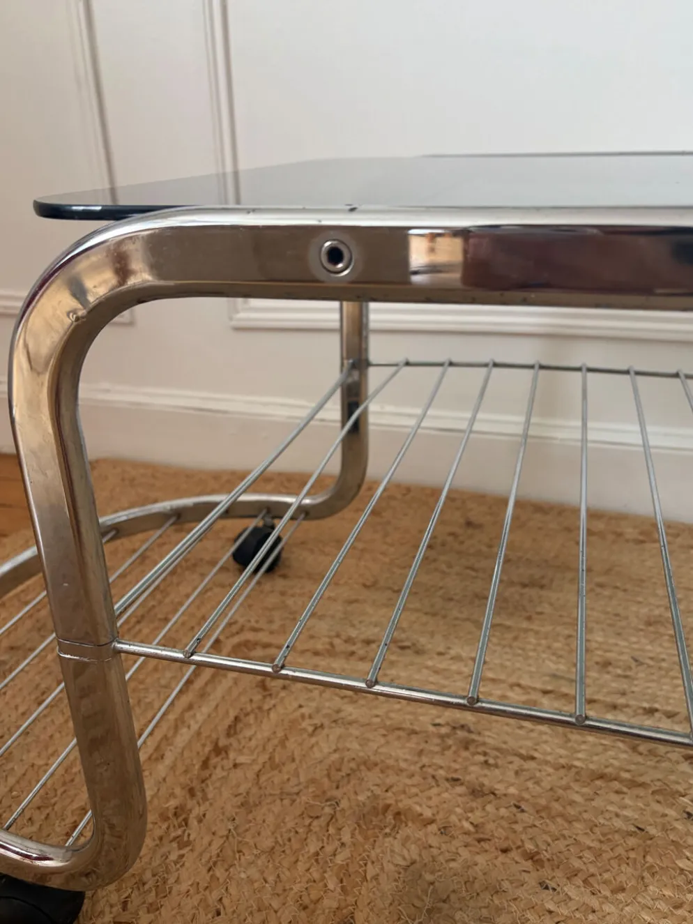 Table basse en métal et verre fumé 1970