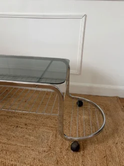 Table basse en métal et verre fumé 1970