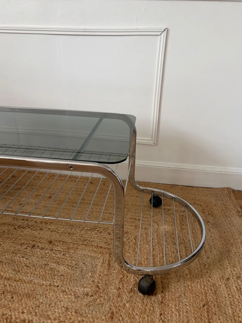 Table basse en métal et verre fumé 1970