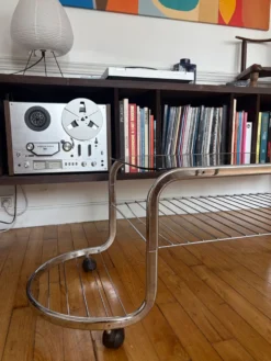 Table basse en métal et verre fumé 1970
