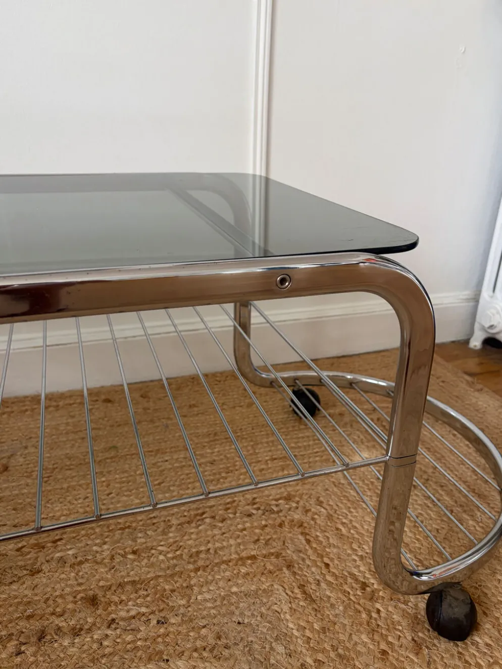 Table basse en métal et verre fumé 1970