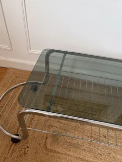 Table basse en métal et verre fumé 1970
