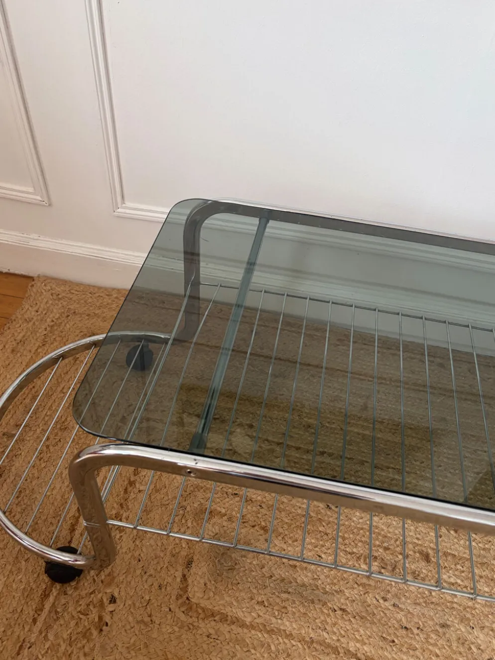 Table basse en métal et verre fumé 1970