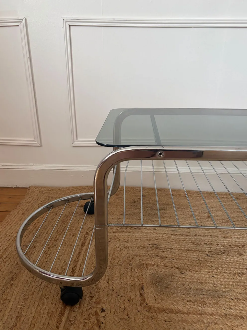 Table basse en métal et verre fumé 1970