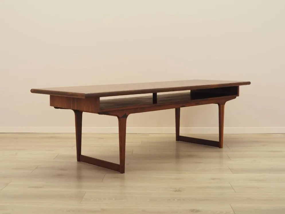 Table basse en palissandre danois avec étagère, années 1960