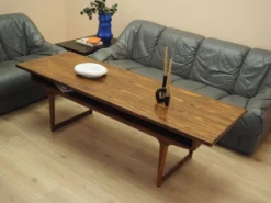 Table basse en palissandre danois avec étagère, années 1960
