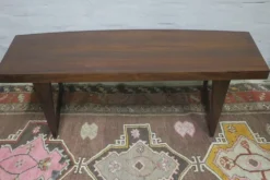 Table basse en palissandre danois avec un dessus courbé sur des pieds en traîneau par Leif Hansen, années 1960.