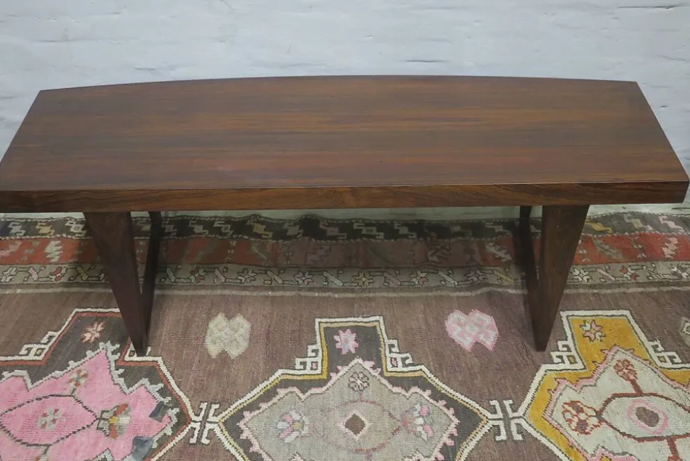 Table basse en palissandre danois avec un dessus courbé sur des pieds en traîneau par Leif Hansen, années 1960.