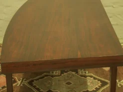 Table basse en palissandre danois avec un dessus courbé sur des pieds en traîneau par Leif Hansen, années 1960.