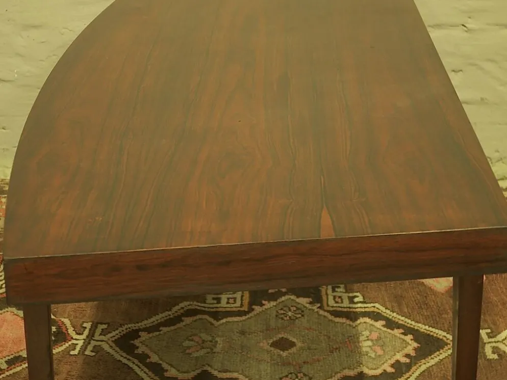 Table basse en palissandre danois avec un dessus courbé sur des pieds en traîneau par Leif Hansen, années 1960.
