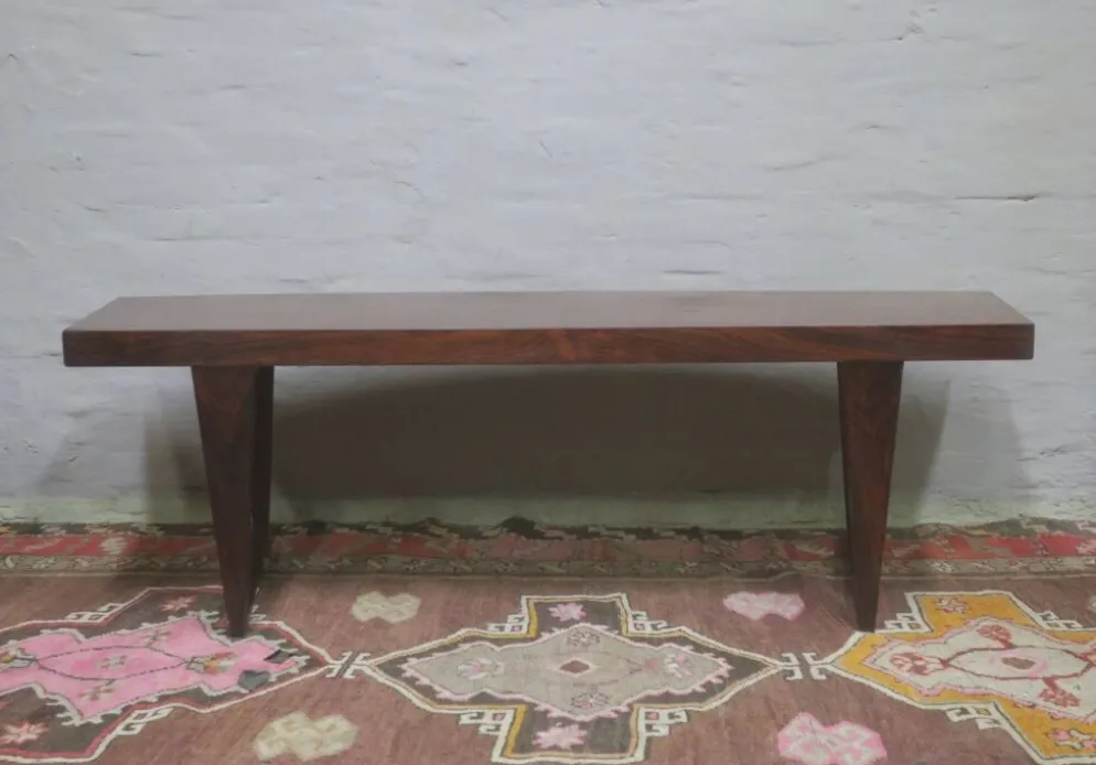 Table basse en palissandre danois avec un dessus courbé sur des pieds en traîneau par Leif Hansen, années 1960.