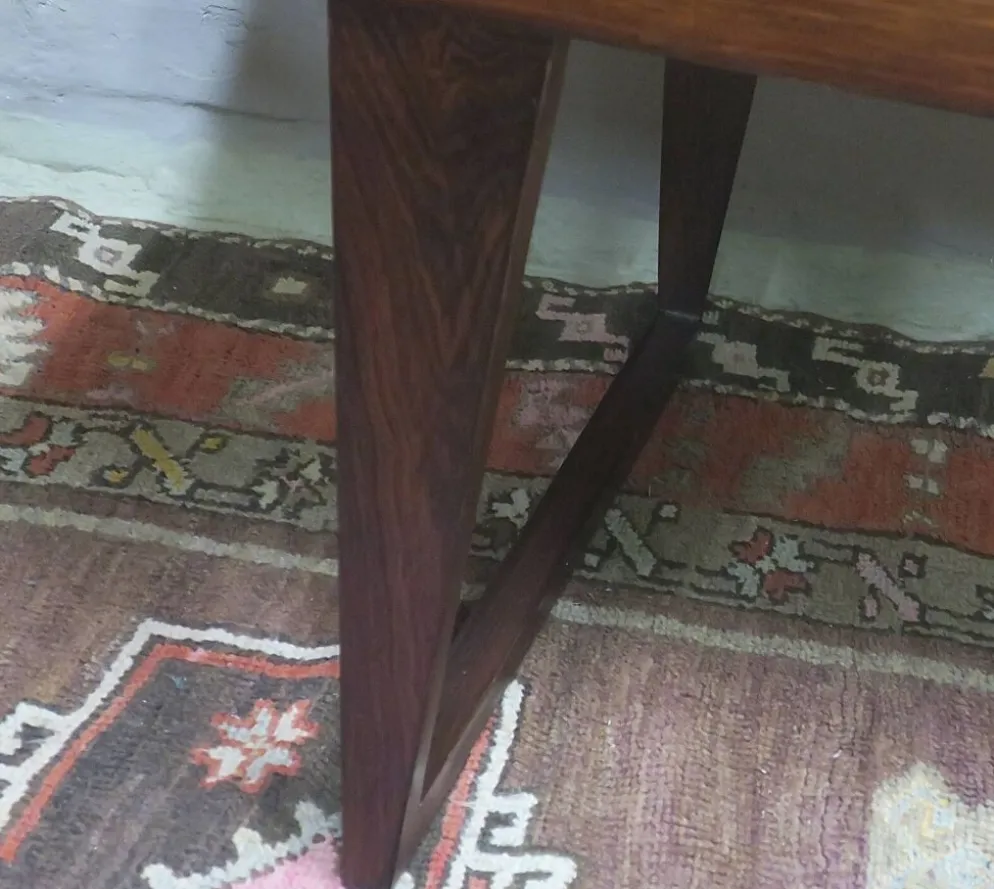 Table basse en palissandre danois avec un dessus courbé sur des pieds en traîneau par Leif Hansen, années 1960.