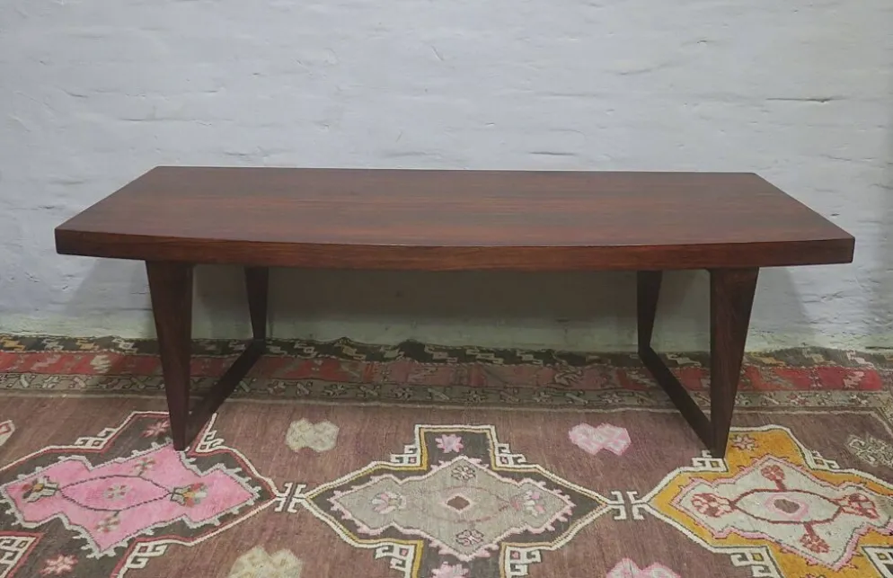 Table basse en palissandre danois avec un dessus courbé sur des pieds en traîneau par Leif Hansen, années 1960.