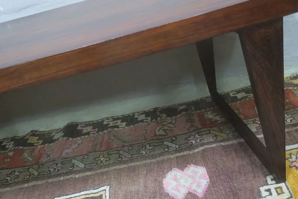 Table basse en palissandre danois avec un dessus courbé sur des pieds en traîneau par Leif Hansen, années 1960.