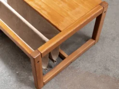 Table basse en pin Habitat avec range livre en toile de jute intégré