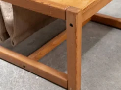 Table basse en pin Habitat avec range livre en toile de jute intégré