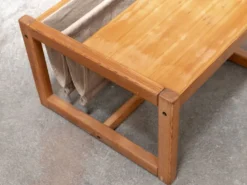 Table basse en pin Habitat avec range livre en toile de jute intégré