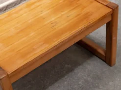 Table basse en pin Habitat avec range livre en toile de jute intégré